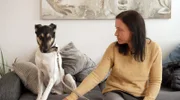Weil Hündin Diva total verunsichert ist, braucht Julia Herrmann die Hilfe von Steve. Sie möchte ihrer Hündin helfen, damit sie nicht mehr so ängstlich ist.