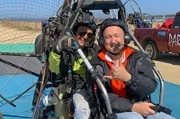 Ausflug von Valparaiso in Chile an den Strand von Concon. Gästebetreuer Bernd Wallisch (vorne im Bild) bereitet sich auf seinen Flug mit Pilot Gonzalo Lopez im Paratrike vor.