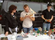 Otto Schulte will Andrea und ihrem Sohn Björn dabei helfen, die 130 m˛ große Wohnung zu räumen, um ein neues Leben in einer kleineren Bleibe zu starten.