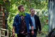 Auf der Suche nach Django sehen Marc (Timmi Trinks, l.) und Kelting (Werner Daehn, r.) sich auf dem Gelände des Rockerclubs um.