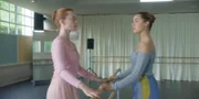 Jade (Georgia Pemberton, r.) und Mia (Abigail O'Regan, l.) trainieren um die Wette. Dabei treibt Jade Mia immer weiter an, bis über deren körperliche Kräfte.