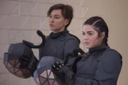 Echo (Tasya Teles, l.); Octavia Blake (Marie Avgeropoulos, r.)