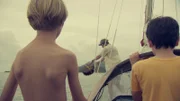 Völlig verängstigt müssen Vince und sein Bruder Russell mitansehen, wie ihr Vater das junge Paar an Maschinenteile fesselt und über Bord wirft.