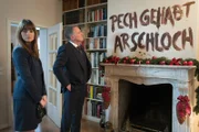 Richter Hartmut Rudolph (Bernhard Schir) erwartet eine unangenehme Überraschung, als er gemeinsam mit Alex (Ina Paule Klink) das Wohnzimmer betritt.