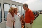 Erika (Claudia Rieschel, l.) und Joachim (Peter Sattmann, r.) freuen sich und sind schon ganz gespannt auf den Freund ihrer Tochter Victoria (Natalie O'Hara, M.). Sie möchte ihnen den Eltern beim Dinner vorstellen.