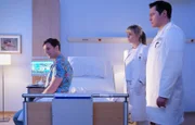Dr. Peters (Anja Nejarri, 2.v.re.) und Dr. Brentano (Thomas Koch, re.) haben keine guten Nachrichten für Bob Herfort (Siegfried Terpoorten, li.). Die Ärzte haben zwei Tumore gefunden, einen im Kopf und einen in seinem Brustkorb.