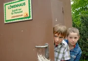Jonas (Ludwig Zimmeck, l.) und Rebecca (Elisabeth Böhm, r.) schleichen sich heimlich auf die Freianlage der Löwen.