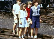 Julian (Marco Williamson, l.), Anne (Laura Petela, 2.v.l.), Dick (Paul Child, 2.v.r.) und George (Jemima Rooper, r.) warten gespannt auf den Spukzug.
