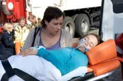 Die herbeigerufene Mutter Astrid Marohn (Eva Löbau, M.) ist schockiert. Sie kann sich nicht erklären, was mit ihrer Tochter Lilli (Lena Beyerling, r.) passiert ist. Leena Virtanen (Li Hagman, l.) und Lars Pöhlmann (Dominic Boeer, M.) befragen den unter Schock stehenden LKW-Fahrer, der Lilli fand.