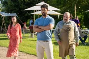 Tom Larkton (Robert Gilbert, M.), seine Frau Chrissie (Rebecca Night) und ihr Bäckereichef Gabriel (Paul Chahidi) sehen sich Anfeindungen und Boykottaufrufen aus dem Dorf ausgesetzt.