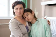 Lilli (Lena Beyerling, r.) bleibt bei ihrer Version der Geschichte und beschuldigt weiter Lars Bode. Allerdings kann Lilli bei Nachfragen keine konkreteren Angaben machen und lehnt sich geschwächt an ihre Mutter Astrid Marohn (Eva Löbau, l.). Ist Lilli zu trauen? Kommissarin Katrin Börensen ist hin- und hergerissen.