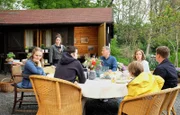 Die Familienzusammenführung der Heilmann/Brückners startet super. Alle geben sich große Mühe. Doch als endlich auch Katjas Tochter Emma auftaucht, ist es mit dem Frieden vorbei. Emma und Lisa kennen sich aus der Schule und Emma ist die Anführerin einer Mädchenclique, die Lisa und andere Schülerinnen mobbt. v.l.: Lisa Schroth (Ella Zirzow), Emma Brückner (Vivien Sczesny), Jonas Heilmann (Anthony Petrifke), Roland Heilmann (Thomas Rühmann), Hanno Brückner (Kasimir Brause), Katja Brückner (Julia Jäger), Jakob Heilmann (Karsten Kühn).
