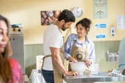Tom Larkton (Robert Gilbert) versucht mit Back-Kursen seiner Bäckerei Auftrieb zu verschaffen. Zum Leidwesen von Sarahs Freundin Vanessa (Laila Rouass, l.) interessiert sich der gutaussehende, jedoch verheiratete Tom aber auch für andere Frauen (Komparsin, r.).