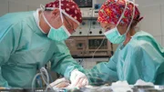 Dr. Tobias Neuberger und Dr. Yasmin Diepenbruck im OP.