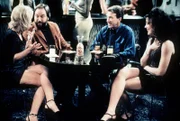 "Hör mal, wer da hämmert", "Lohn der Angst." Al ist deprimiert, weil seine Ex-Freundin demnächst heiraten wird, während er immer noch solo ist. Auf Jills Rat hin nimmt ihn Tim in eine Single-Bar mit, wo Al tatsächlich eine attraktive Frau kennen lernt. Zu Jills Leidwesen hat aber auch Tim Anschluss in der Bar gefunden.Im Bild (v.li.): Richard Karn (Al), Tim Allen (Tim).
