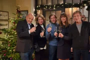 Wilsberg (Leonard Lansink), Anna Springer (Rita Russek), Ekki (Oliver Korittke), Alex (Ina Paule Klink) und Overbeck (Roland Jankowsky) wünschen "Frohe Weihnachten".