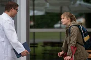 Laura Decker (Lea Freund, r.) ist wegen ihres Vaters im Klinikum. Die Schwierigkeiten, die Vater und Tochter Decker haben, kennt Elias (Stefan Ruppe, l.) nur zu gut.