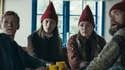 Lasse (Albert Rosin Harson, links) und die drei Wichtel Tinka (Josephine Chavarria Højbjerg, 2. von links), Falke (Viilbjørk Malling Agger) und Grot (Esben Dalgaard Andersen)