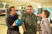 Olav Lenssen (Tristan Seith, M.), Marlenes Sohn, gibt sich ahnungslos. Nur dass zwischen den Schwestern Funkstille herrscht, seit Marlene mit Martha auf dem Beifahrersitz den folgenreichen Unfall verursacht hat, erfahren Sven Herzog (Michael Härle, l.) und Katrin Börensen (Claudia Schmutzler, r.) von ihm. Ist es möglich, dass die gutmütig wirkende Martha ihrer Schwester den Mord an Althen in die Schuhe schieben will?