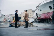 Luca (Lino Guanciale, l.) trifft seinen besten Freund Stefano (Fausto Sciarappa, r.) im Außenbereich der Werft.