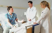 Die Verdachtsdiagnose von Dr. Lea Peters (Anja Nejarri, re.) und Dr. Philipp Brentano (Thomas Koch, mi.) hat sich nicht bestätigt. Die beiden Ärzte müssen weitere Untersuchungen durchführen. Doch Bob Herfort (Siegfried Terpoorten, li.) geht es wieder besser und er versteht nicht, warum die Ärzte ihn weiterhin in der Klinik behalten wollen.