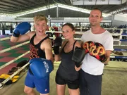 Reiseleiter und Sportfreak Moritz hat zusammen mit Passagierpaar Caro und Mopie in Phuket die Thaibox-Schule Sinbi Muay Thai besucht.