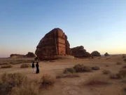 Golineh Atai mit der Touristenführerin Amal in Hegra, Saudi Arabien.