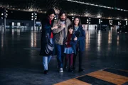 Sylvie (Stéfi Celma, l.) und ihre beiden Töchter Maia (Margherita Aresti, r.) und Camilla (Azzurra Merenda, 2.v.r.) sind überglücklich, dass Luca (Lino Guanciale, M.) das Schiffsunglück überlebt hat.
