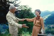 Käti (Karin Hardt) und Herr Taubricht (Ernst Fritz Fürbringer) verstehen sich überaus gut. Man sieht es ihnen an.