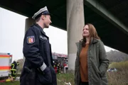 Lukas Jepsen (Tom Gronau) und Jana Winter (Natalia Wörner) unterhalten sich am Unfallort.