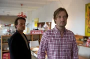 Immer mehr sind Sven Herzog (Michael Härle, l.) und die anderen Ermittler davon überzeugt, dass Lutz Borchert gezielt ermordet wurde, und der angebliche Einbruch nur der Tarnung diente. Auf ihrer Suche nach möglichen Feinden Borcherts stoßen sie auf René Reitmüller (Christoph Rottenkamp, r.).