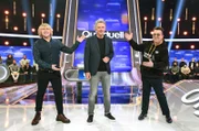 Moderator Jörg Pilawa (M.) mit den Kandidaten des Teams "Prinzen":  Tobias Künzel (l.) und Sebastian Krummbiegel (r.), beide Sänger der Band "Die Prinzen".