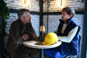 Henning (Stefan Bockelmann, l.) gelingt es, das Vertrauen eines Arbeiters Adamczyk (Komparse) zu gewinnen.