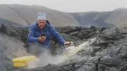 Der Geologe Colin Devey untersucht anhand der Zusammensetzung vulkanischer Gase in einem isländischen Lavafeld am Vatnajökull-Gletscher, ob Vulkanausbrüche damals die Eismassen zum Schmelzen brachten und so die Erde vom Eis befreiten.