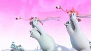 Die Eisbären Bert und Barry helfen den Flamingos mit den bunten Bändern zu starten.