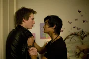 Auf Kats Geburtstagsparty will ihr Freund Lucas (Andrew Hazzard, li.) mehr als nur reden. Er nutzt Kats Betrunkenheit aus und bedrängt sie. Christian (Jordan Rodrigues, re.), stürzt die Tür rein und warnt Lucas.