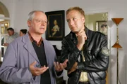 Hausmeister Kranich (Olaf Andreas Krätke, l.) schildert Mohr (Max Müller, r.), wie er die Leiche gefunden hat.
