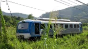 Unterwegs in den Dschungel von Sabah: der Regionalzug zwischen Beaufort und Tenom. 2011 erweiterte die Staatsbahn ihren Fuhrpark um einige neue japanische Dieseltriebwagen.