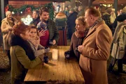 Verhandlungen beim Glühwein: Bei wem wird Weihnachten gefeiert? - v.l.n.r. Beate (Heike Trinker), Jessi Krettek (Cristina Do Rego), Paul (Martin Bloch), Karin Krettek (Therese Hämer), Wolfgang (Ludger Pistor)