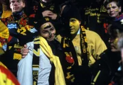 Vater (Christian Berkel, rechts) und Sohn (André Kaminski) im Eisstadion beim EC Bad Tölz.