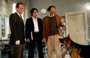 Der Untersuchungsrichter (Levin Lange, r.) ist von Rex' Spürhund-Qualitäten beeindruckt. Unter verschiedenen Beweisstücken findet Rex die richtige Duftprobe zielsicher heraus. Moser (Tobias Moretti, M.) und Stockinger (Karl Markovics, l.) sind zufrieden ...