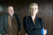 Auch Dr. Isa Lindenroth (Anne Kasprik, r.) wird noch mal eindringlich von Jan Reuter (Udo Kroschwald, l.) befragt. Hat sie erfahren, dass ihr Mann Marion Meer vergewaltigt hat?