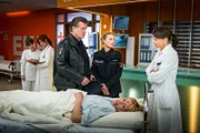 Dr. Jonas (Gerit Kling, r.) ist sauer, weil Hans (Bruno F. Apitz) und Franzi (Rhea Harder-Vennewald, 2.v.r.) ihre Anweisung, Nina Hell (Tina Amon Amonsen, liegend) nicht zu befragen, missachtet haben.