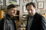 Martin (Florian Lukas, l.) will von seinem Vater Hans (Uwe Kockisch, r.) wissen, wie es zu dem Mord an Liebermann kam.