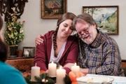 Stadlbauer (Andreas Geiss) und Sophia (Patricia Freund) schwelgen gemeinsam in Erinnerungen.