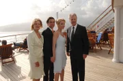 "Das Traumschiff: Kilimandscharo - Malediven - Indien" mit Claudia Rieschel (l.), Gunter Gillian (2.v.l.), Natalie O'Hara (2.v.r.) und Peter Sattmann (r.).
