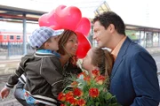 MDR Fernsehen FAMILIE DR. KLEIST IV. STAFFEL FOLGE 52, "Endlich vereint", am Samstag um 09:20 Uhr. Dr. Christian Kleist (Francis Fulton Smith, r.), die Kinder Paul (Corbinian Milchschlegel, l.) und Clara (Lisa Marie Werner, 2.v.r.) empfangen Marlene (Christina Palte, 2.v.l.) am Bahnhof in Eisenach.