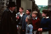 Die Kinder (v.li.n.re.: Julian (Marco Williamson), Pete (Ian Aherne), Dick (Paul Child), George (Jemima Rooper) und Anne (Laura Petela) treffen den seltsamen Barling (Jeremy Sinden, li.), der vorgibt, Vogelspezialist zu sein. Die Kinder glauben ihm das allerdings nicht.