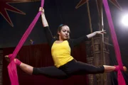 Abigail (Dena Kaplan) bei ihrer Übung am Vertikaltuch.