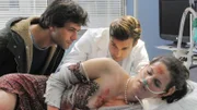 Dr. Mehdi Kaan (Kai Schumann, l.) und sein Kollege Dr. Marc Meier (Florian David Fitz) untersuchen Patientin Sophie (Isabell Polak).